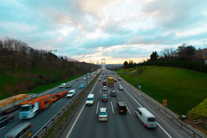 samochody na autostradzie